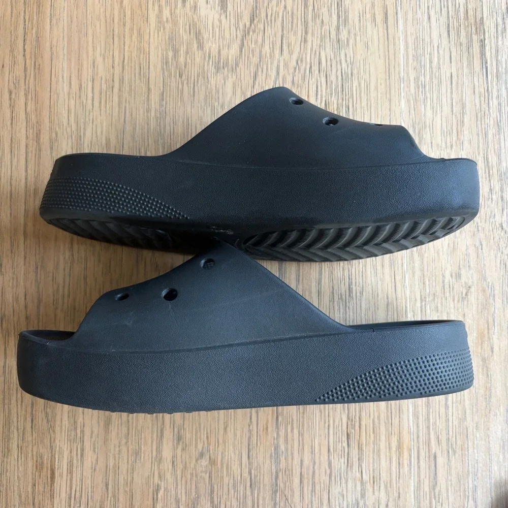 CROCS excellent barely